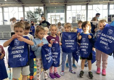 Turnbeutelspende an Handball-Kinder